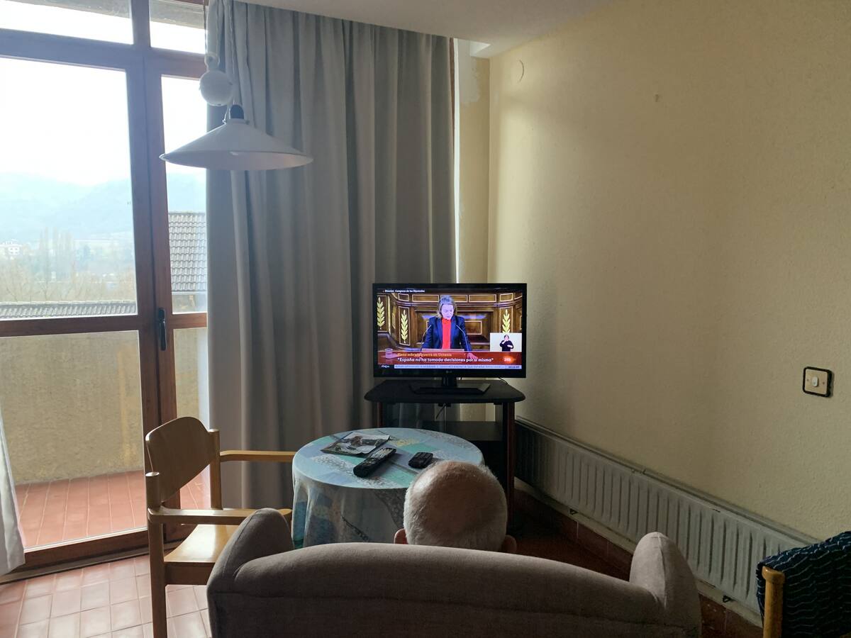 El Hotel Barceló Monasterio de Boltaña dona 40 televisores a la residencia de mayores La Solana
