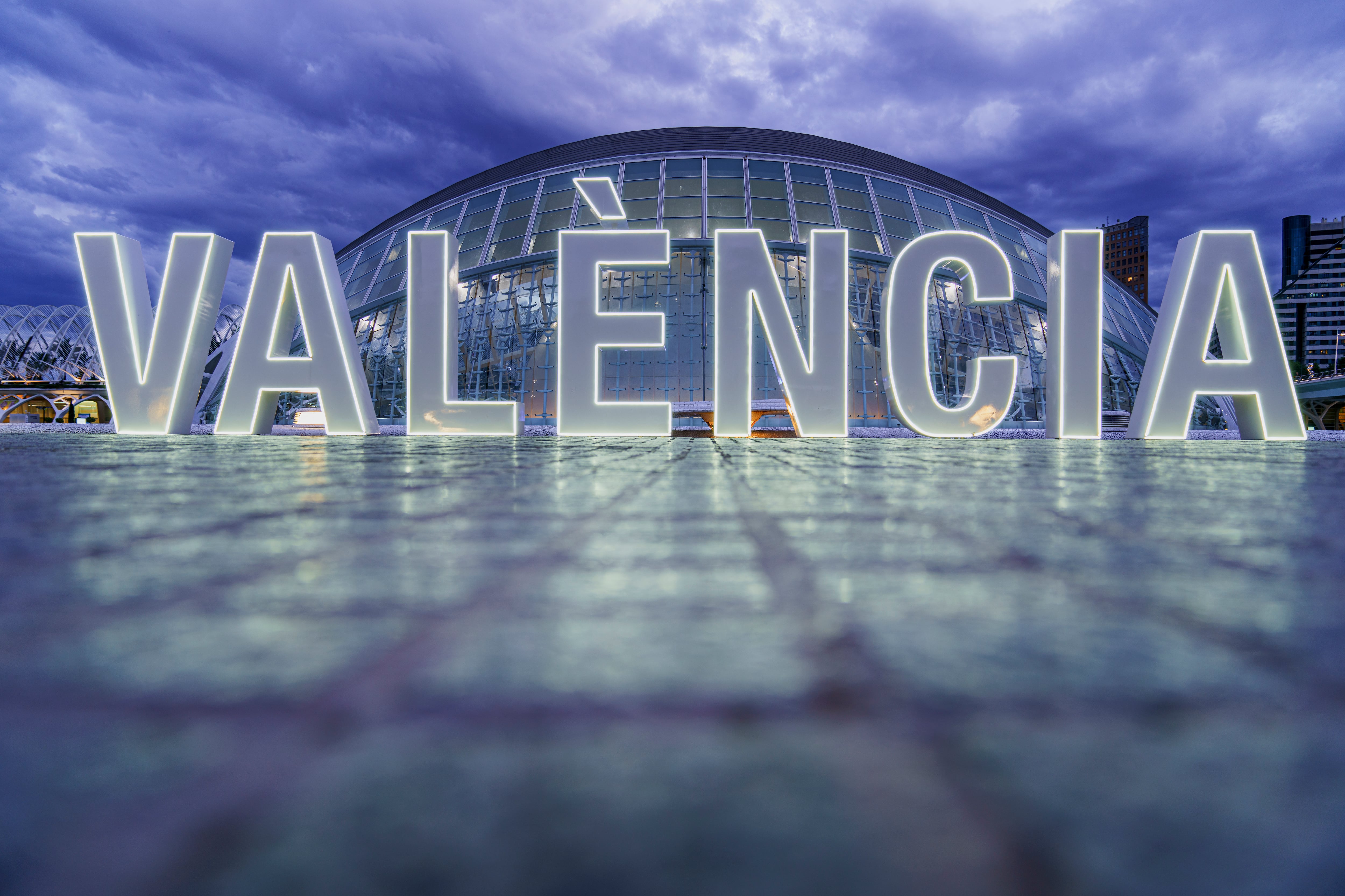 Cartel con el nombre de la ciudad de València en la Ciudad de las Artes y las Ciencias, en una imagen de archivo.