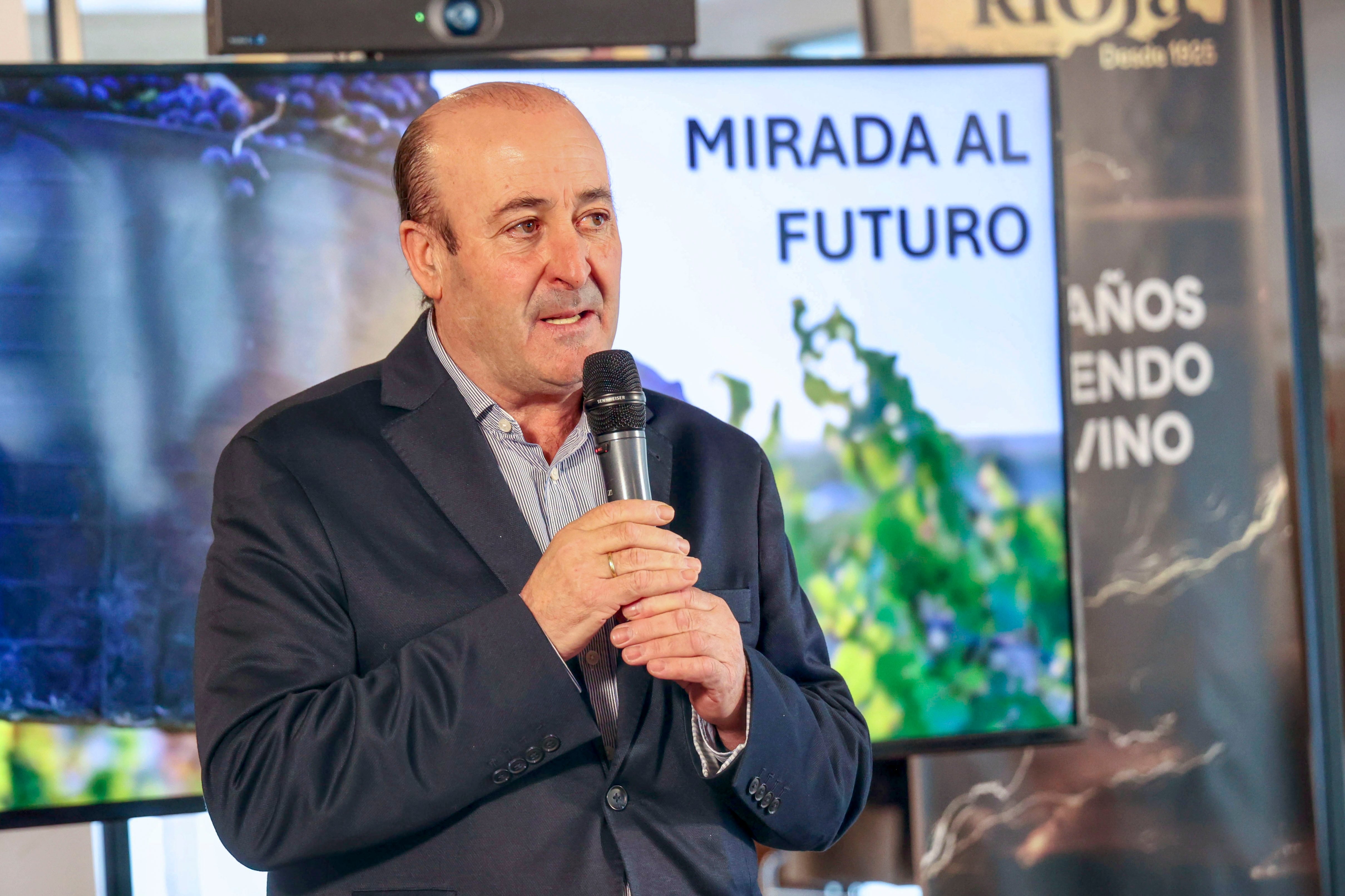 LOGROÑO, 28/01/2025.- El presidente del Consejo Regulador de la DOCa Rioja, Fernando Ezquerro, ofrece una rueda de prensa este martes en Logroño. La Denominación de Origen Calificada (DOCa) Rioja incrementó el volumen de su comercialización un 0,63 por ciento en 2024, con más de 240 millones de litros, a pesar de la &quot;negativa coyuntura&quot; que envuelve al sector del vino, que acusa una caída del consumo a nivel mundial. EFE/Raquel Manzanares
