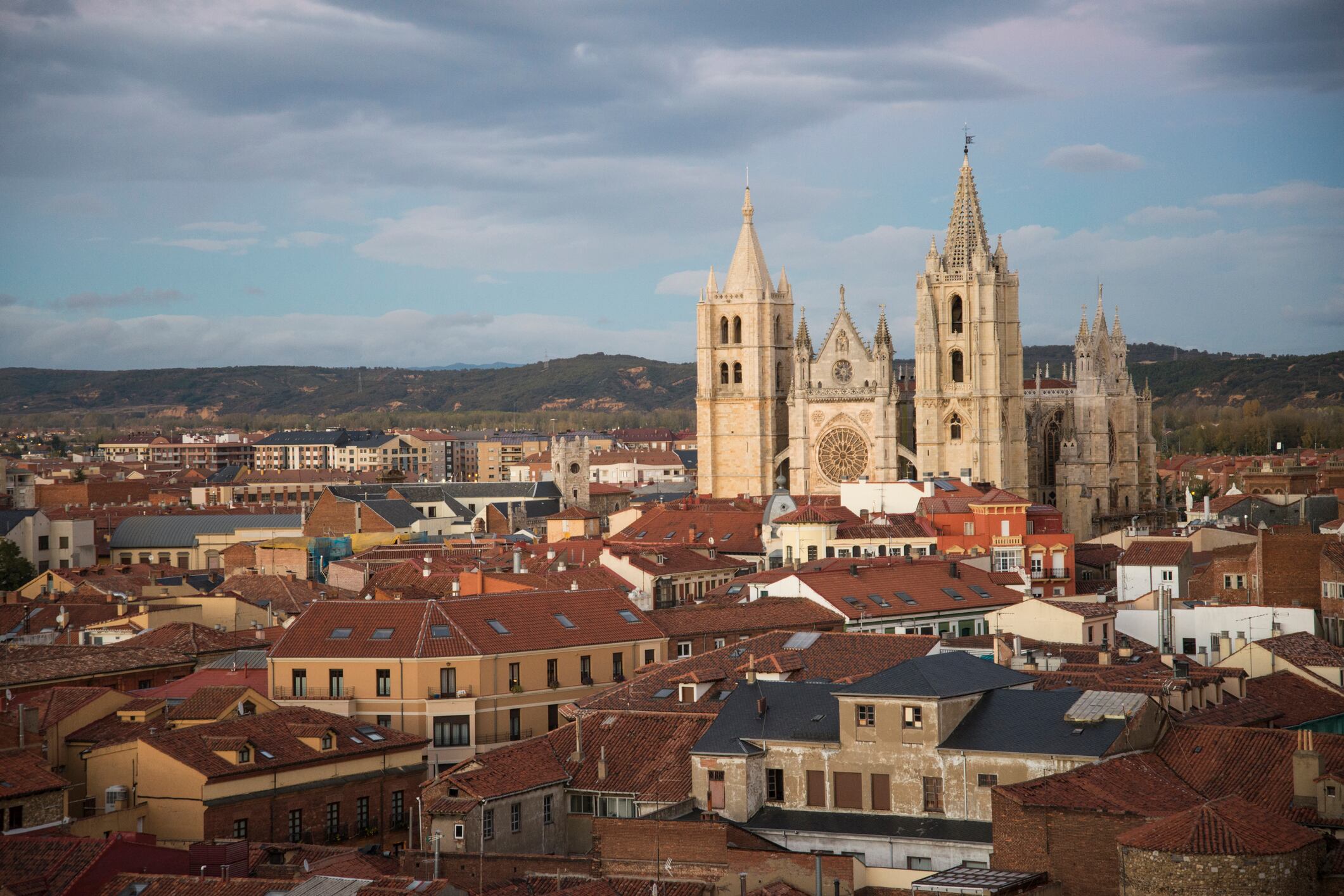 High angle view of the gothic cathedral of León (Pulchra Leonina) and traditional houses of the old town of the city (&#039;Barrio Húmedo&#039;) at dusk. León, Castilla and León, Spain, Europe.