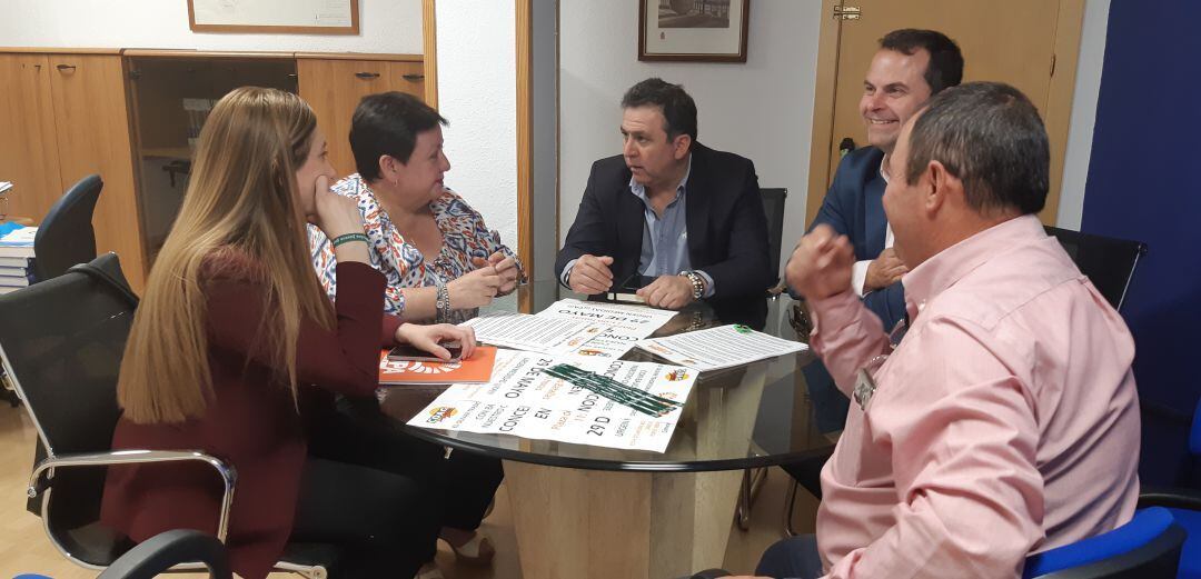 Miembros de COAG y UPA durante su reunión con el secretario general del PP de Jaén, Francisco Palacios (centro).