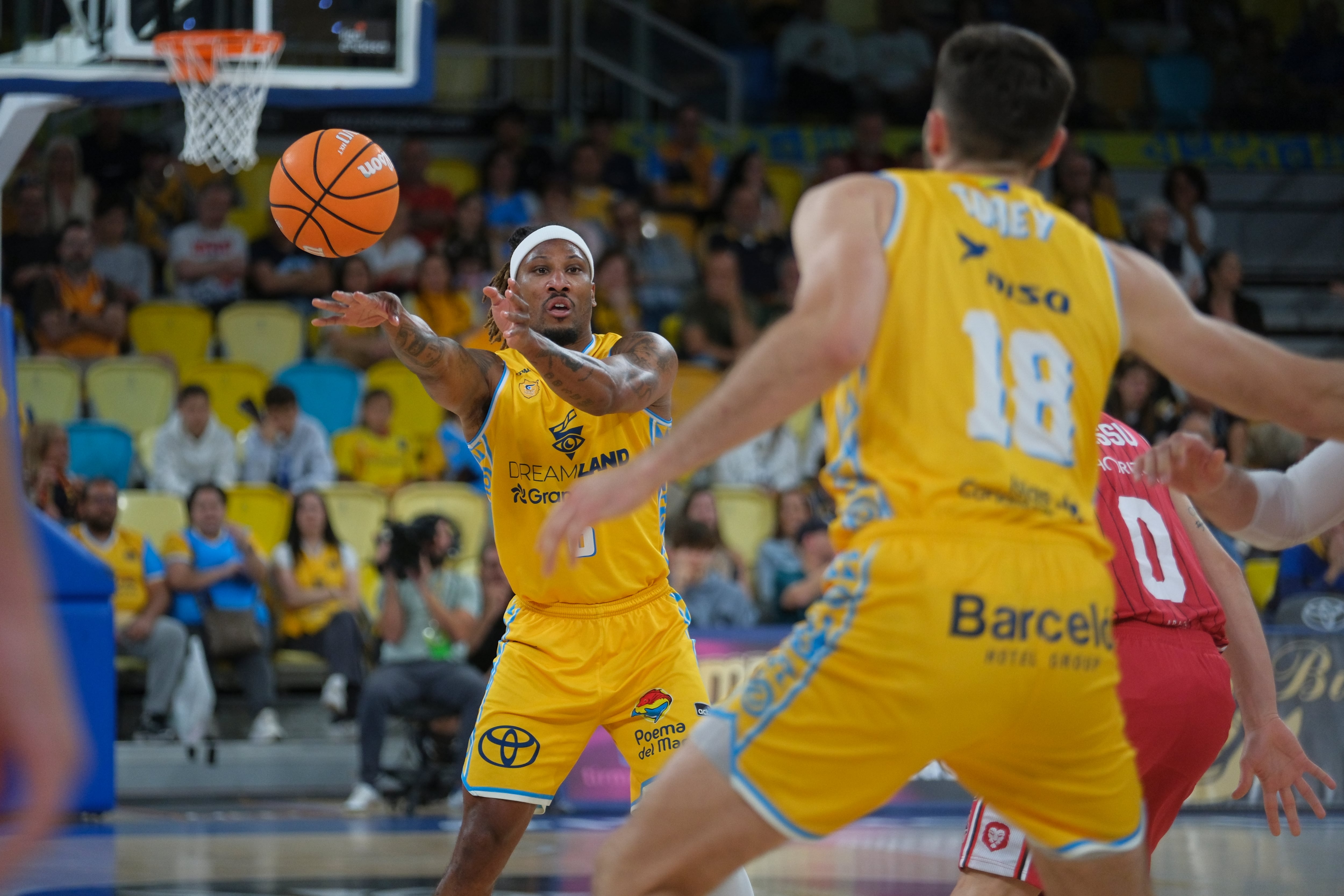 LAS PALMAS DE GRAN CANARIA, 18/04/2026.- El base francés del Dreamland Gran Canaria, Andrew Albicy (i), durante el partido de Liga Endesa de baloncesto ante el Casademont Zaragoza que se disputa este sábado en el Gran Canaria Arena. EFE/ Angel Medina G.