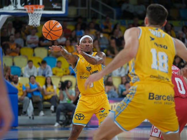 LAS PALMAS DE GRAN CANARIA, 18/04/2026.- El base francés del Dreamland Gran Canaria, Andrew Albicy (i), durante el partido de Liga Endesa de baloncesto ante el Casademont Zaragoza que se disputa este sábado en el Gran Canaria Arena. EFE/ Angel Medina G.