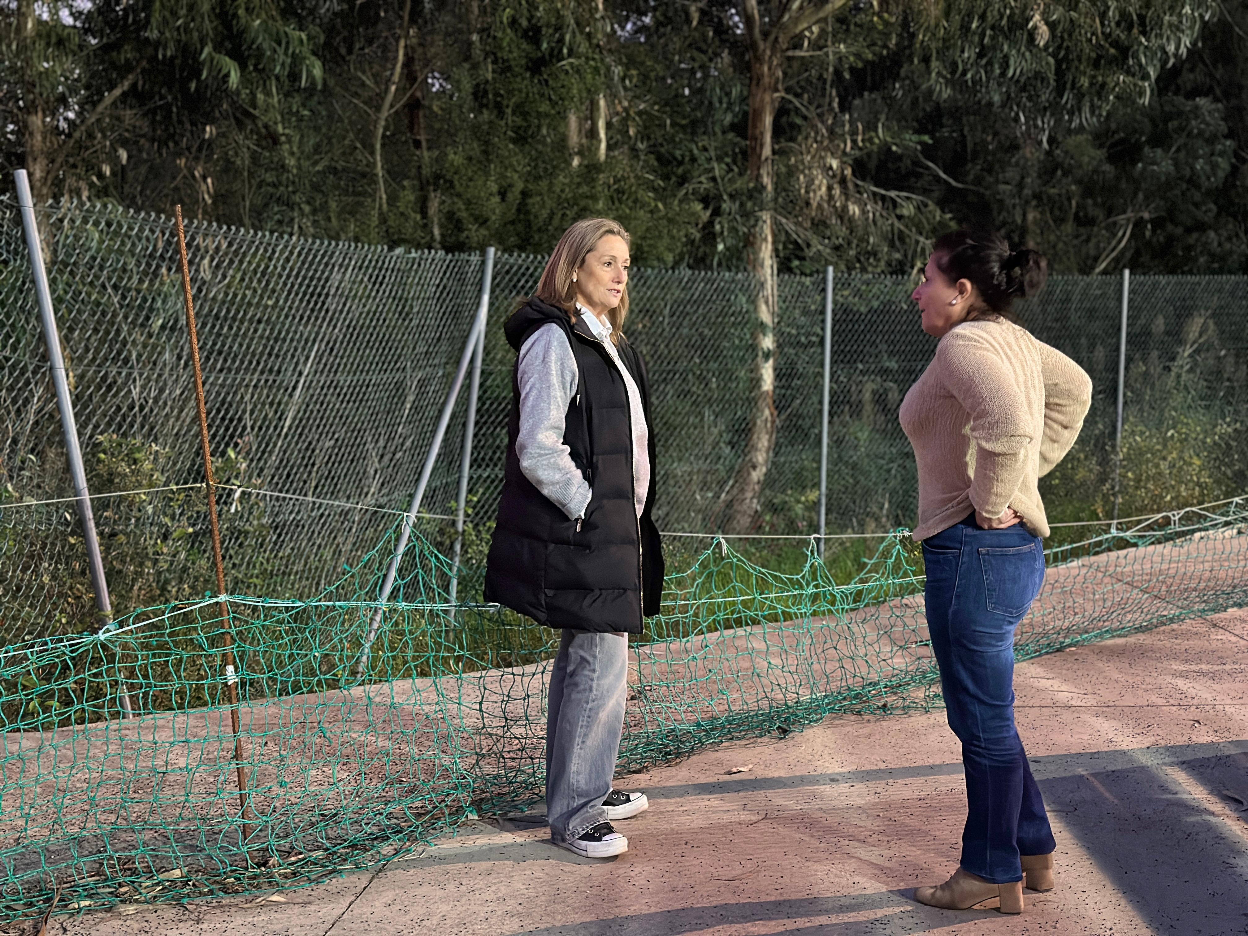 Luisa Sánchez, vicepresidenta de la Diputación, junto a la presidenta del Sárdoma CF, Begoña Aldao, en el campo de As Relfas