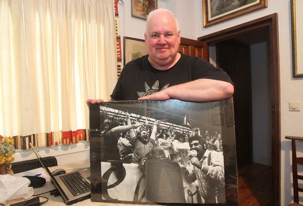 Iñaki posando con la foto del momento en el que el Elgorriaga Bidasoa se proclamó de liga en 1987 | Fuente: CD Bidasoa