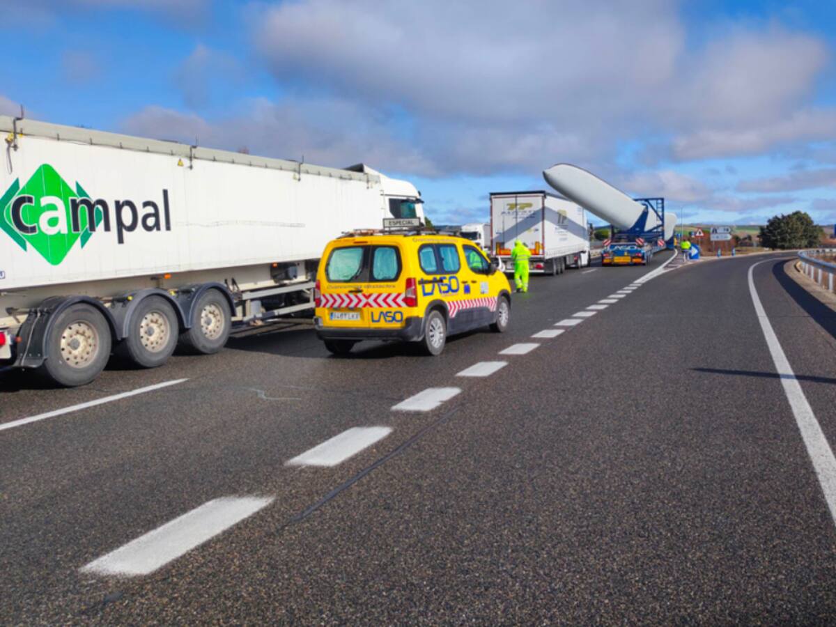 Un choque entre dos camiones sin heridos cortaba la autovía A-62 a la altura de Magaz