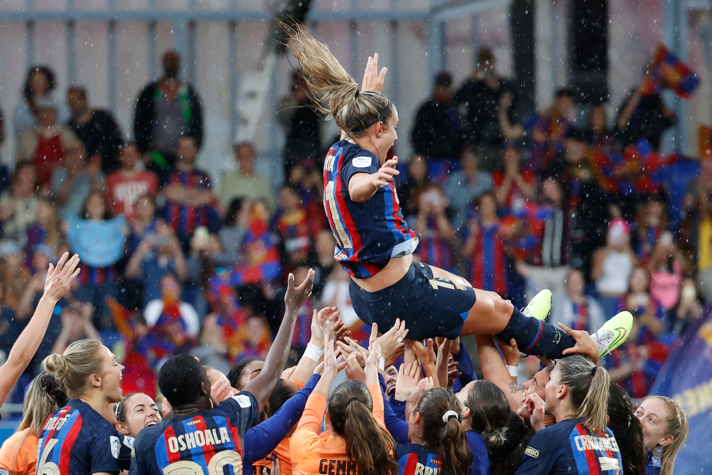 Las jugadoras del Barcelona celebran su victoria manteando a la capitana Alexia Putellas tras ganar 3-0 el partido correspondiente a la jornada 27 de la Liga F que Barcelona y Sporting de Huelva disputan este domingo en el Estadi Johan Cruyff de la Ciudad Condal.