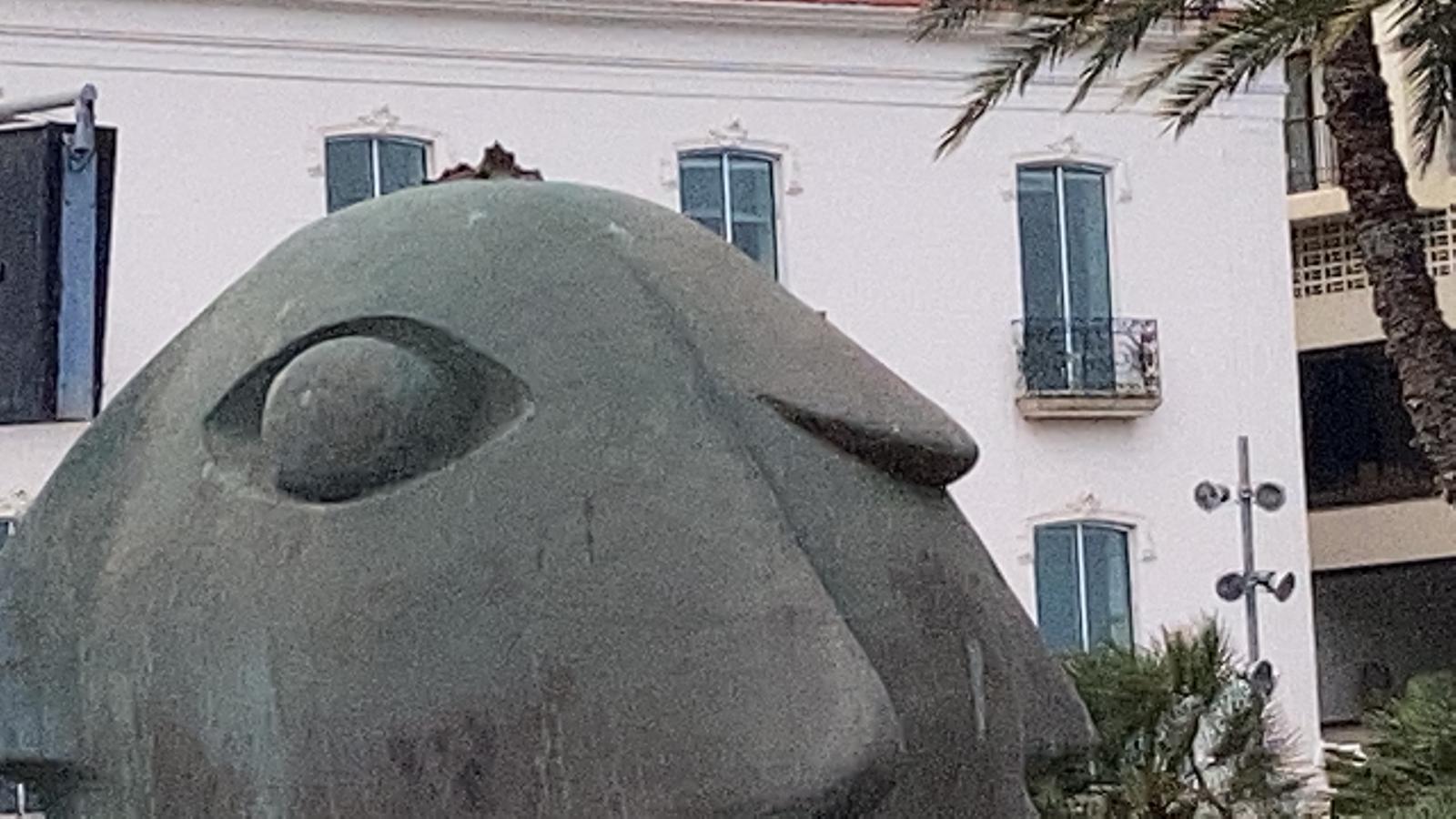 Detalle de la rotura de la estatua de Ripollés en el Puerto de Alicante