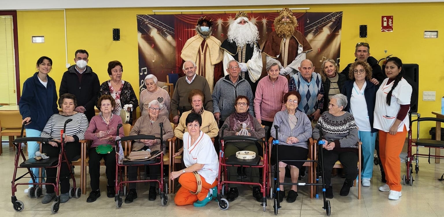 Los Reyes Magos visitan el Centro de Día de Personas Mayores de Cuéllar