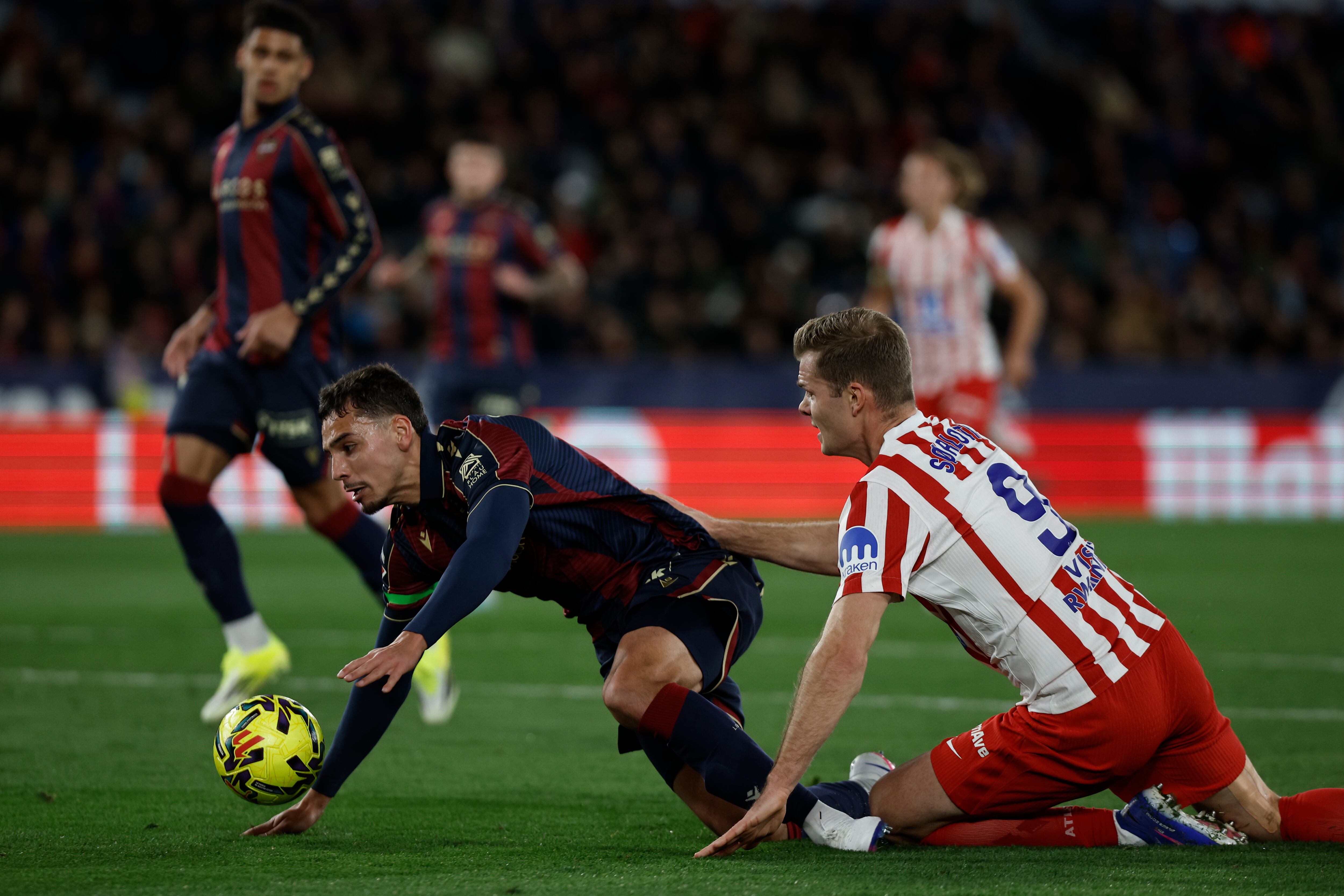 Alexander Sorloth, durante el Levante-Atlético de Madrid de LaLiga. EFE/ Biel Aliño