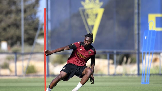 Kouame en un entrenamiento con el Cádiz CF