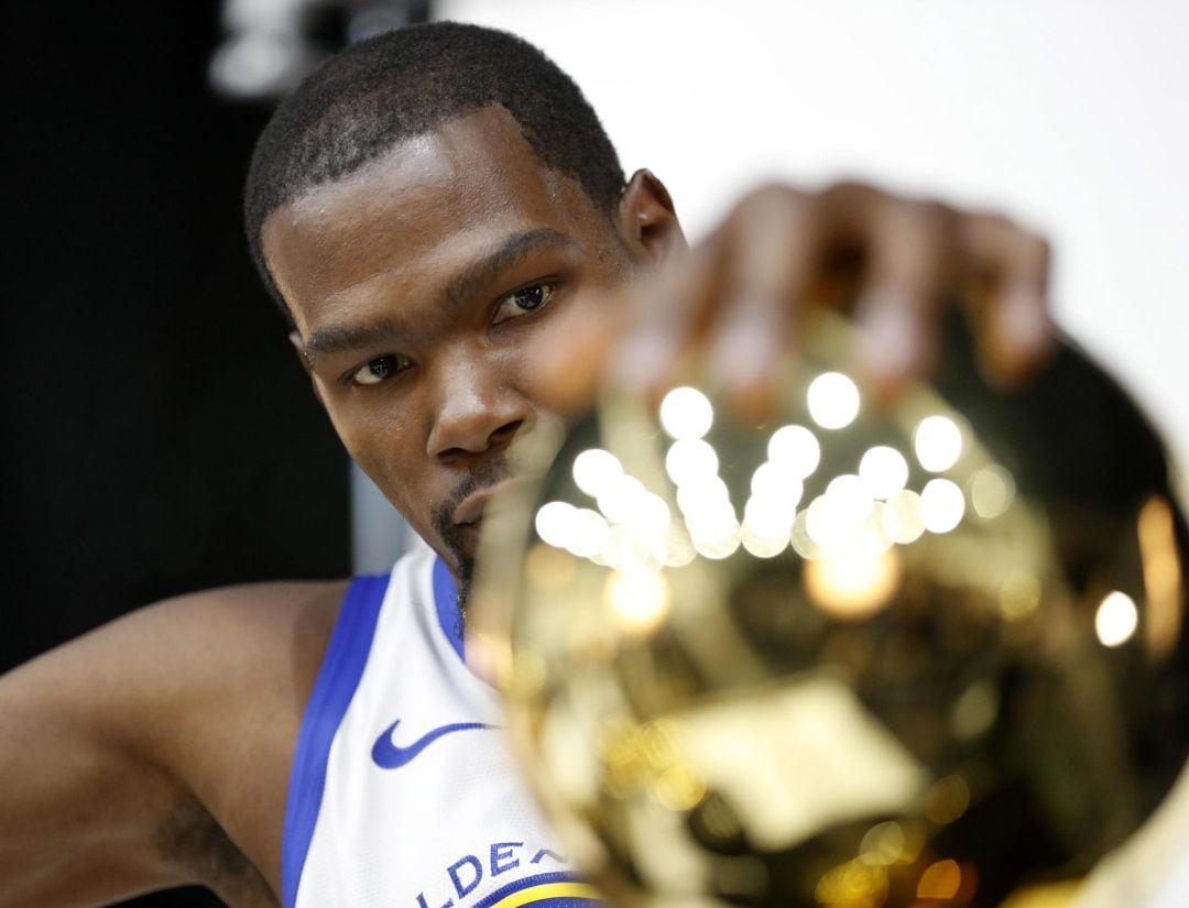 Durant en el &#039;Media Day&#039; junto a su último campeonato de la NBA con los GSW