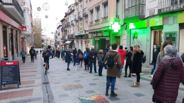 La cola continúa por la calle Mayor