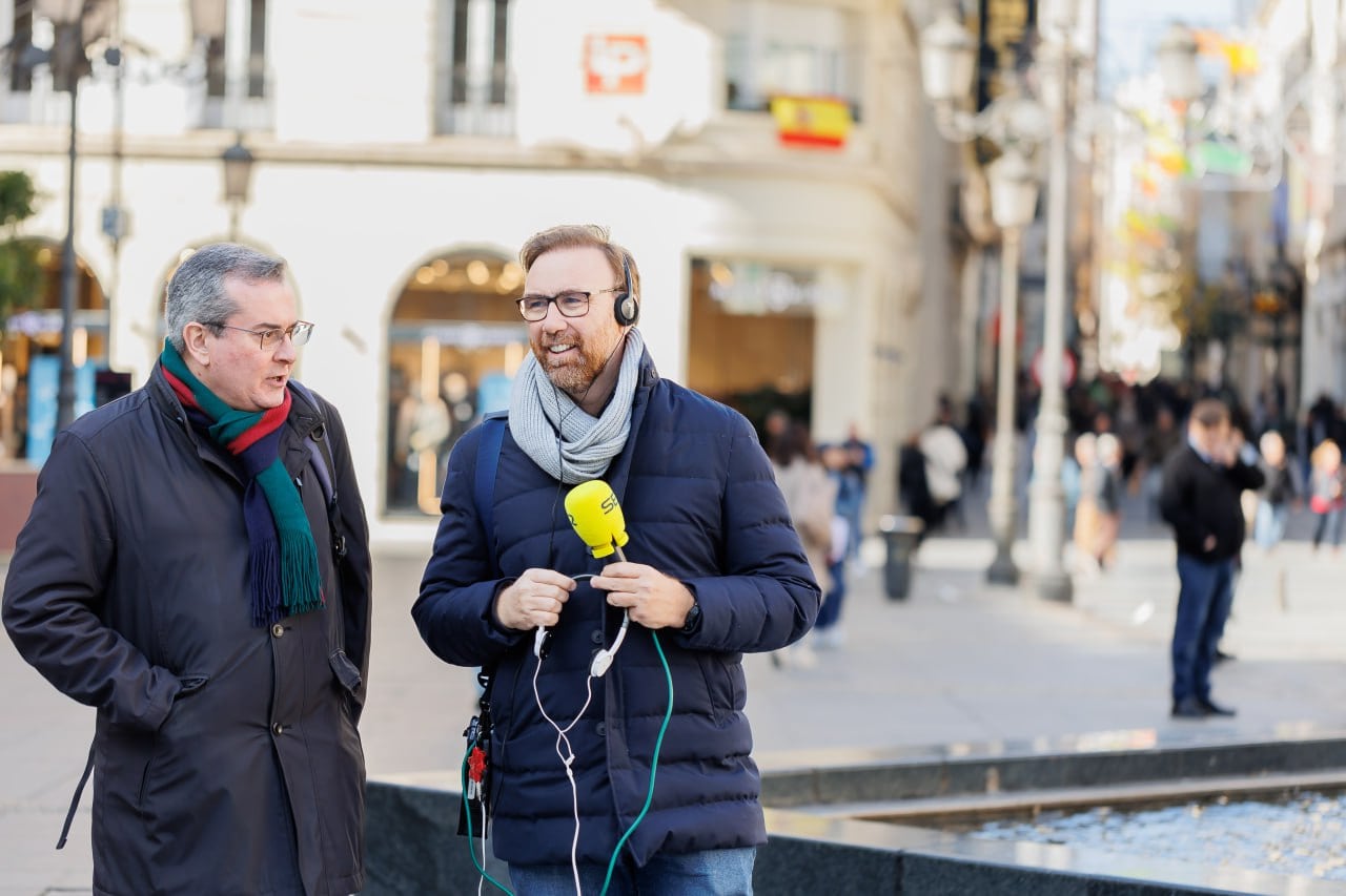 Jesús Cabrera y José Manuel León hablan de los orígenes de Radio Córdoba desde la plaza de las Tendillas