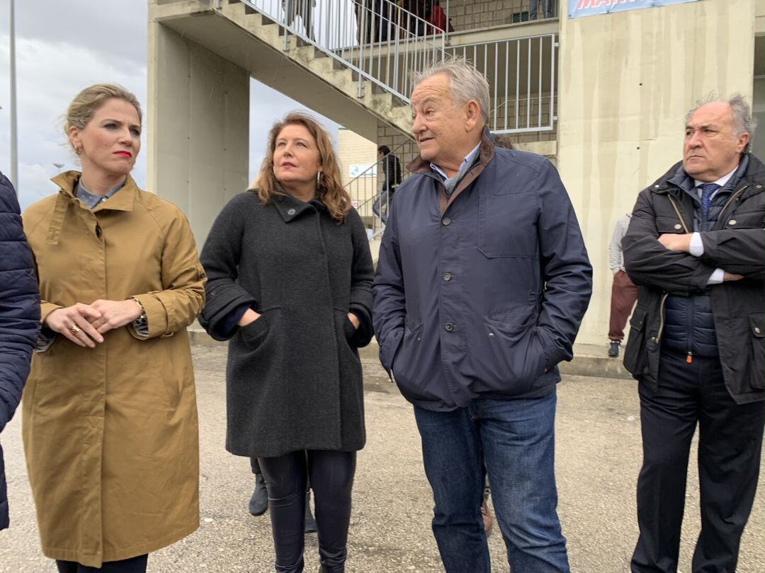 La consejera de Agricultura y Pesca de la Junta de Andalucía, Carmen Crespo, y el hermano de dos de los pescadores desaparecidos, Pedro Maza.