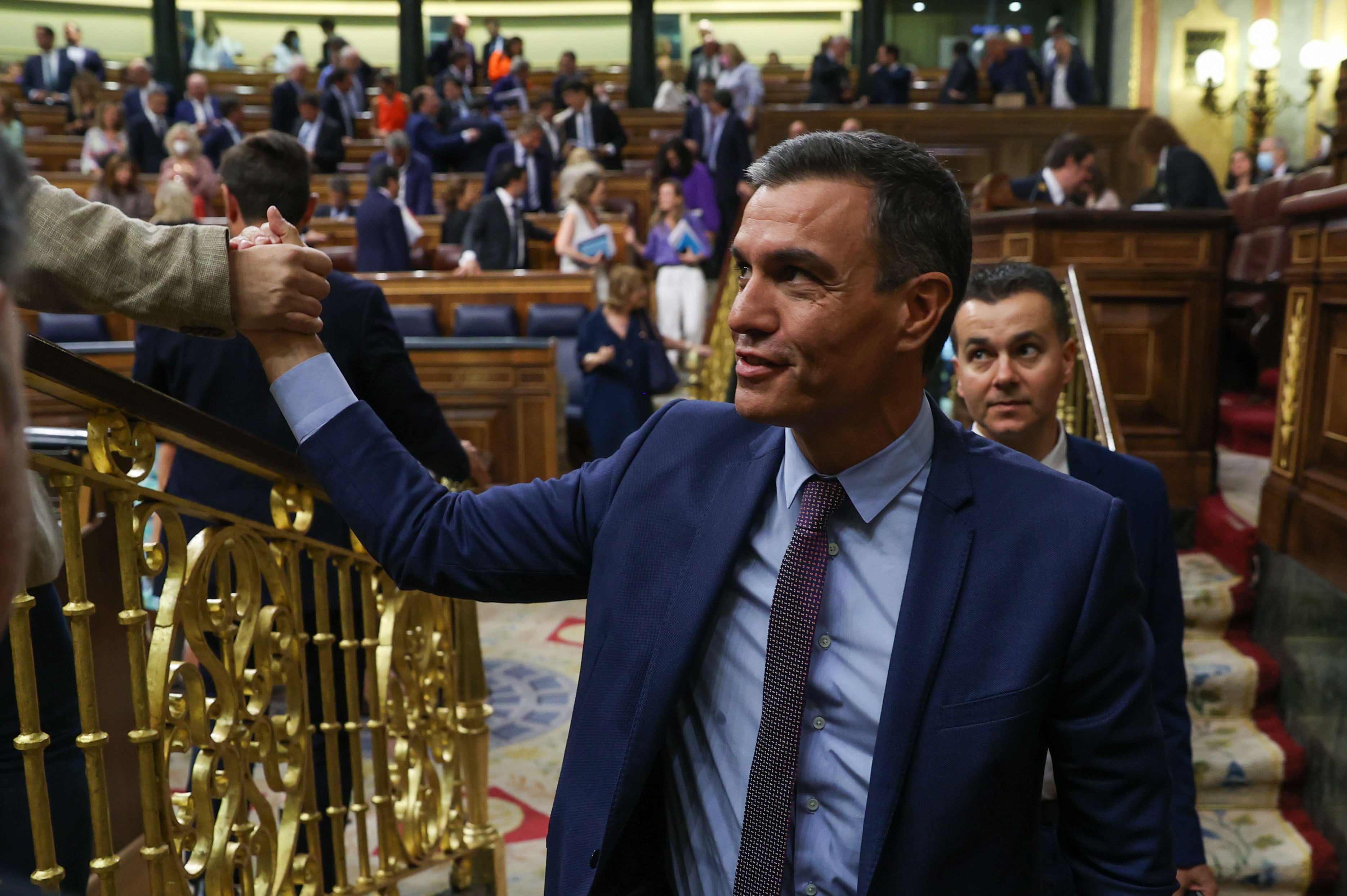 El  presidente del Gobierno, Pedro Sánchez, tras el pleno del Congreso que ha convalidado este jueves, con la abstención del PP, el segundo decreto ley de medidas anticrisis, que prorroga las ya adoptadas en marzo e incluye otras nuevas como el cheque de 200 euros para familias con bajos ingresos y patrimonio. EFE/ Kiko Huesca