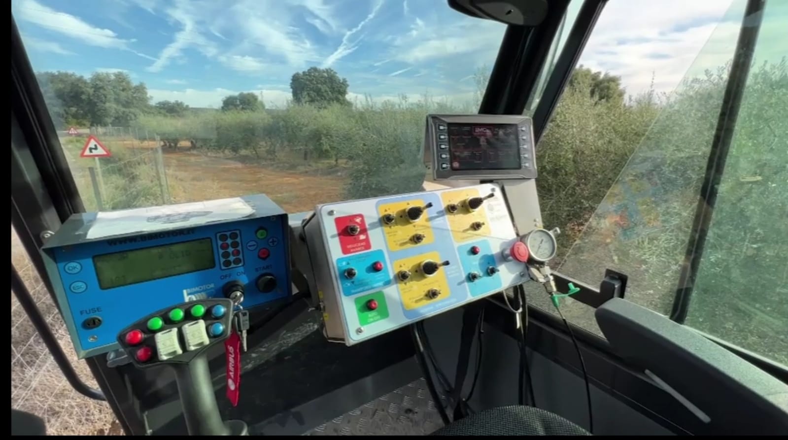 Centro de control de la cosechadora de aceituna patentada con el proyecto Innolivar de la UCO