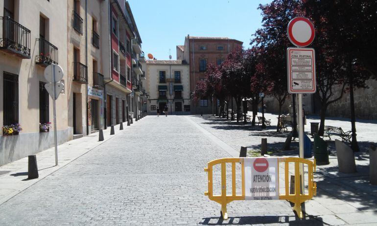 Plaza de Pedro Dávila, con la señalización que advertía de la prohibición de acceso de vehículos