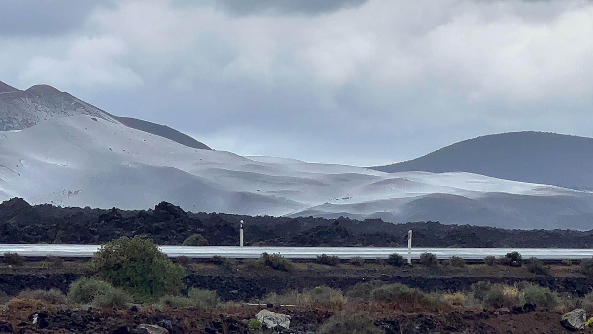 Timanfaya cubierto por el manto blanco del granizo caído este sábado.