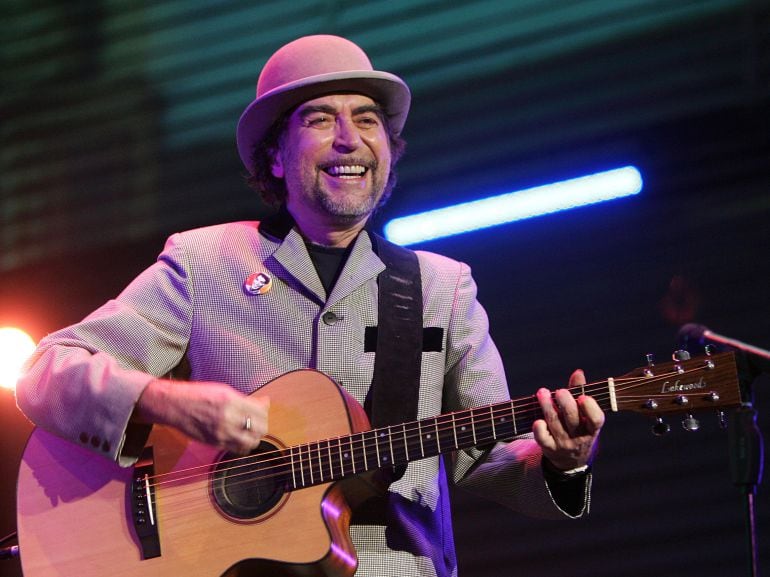 Joaquín Sabina durante el concierto ofrecido esta noche en la plaza de toros de Las Ventas, en Madrid. 