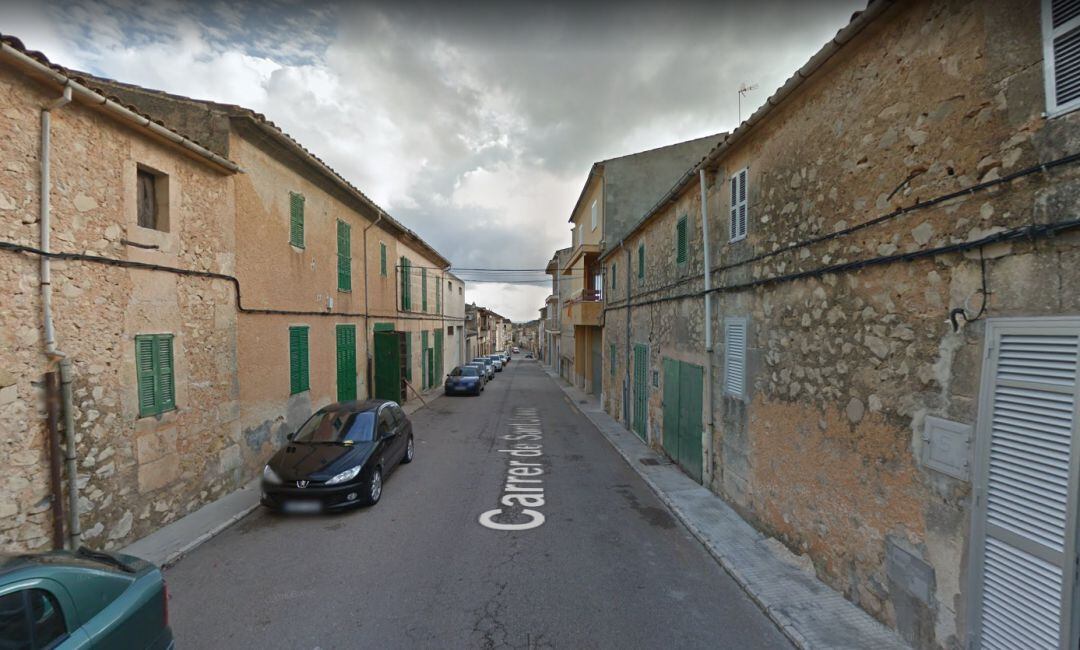 Imagen de la calle en la que se encuentra ubicada la casa donde ha fallecido el menor a causa de un incendio.