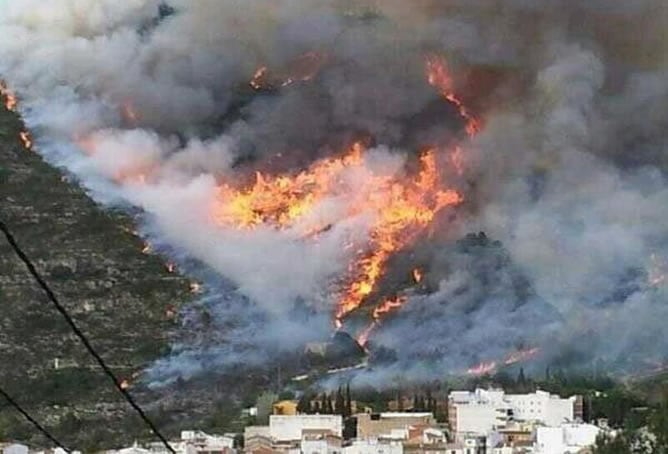 Imágenes facilitadas por el Consorcio de Bomberos de Valencia del incendio forestal declarado en la localidad valenciana de Barx.