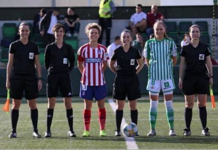 Tamara Rodríguez (2ª por la izq) forma equipo arbitral en un Atlético de Madrid- Real Betis reciente