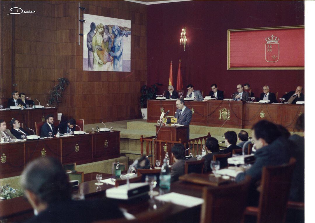 Imagen del primer debate sobre el estado de la Región, que se celebró los días 16 y 17 de mayo de 1985 bajo la presidencia de Manuel Tera