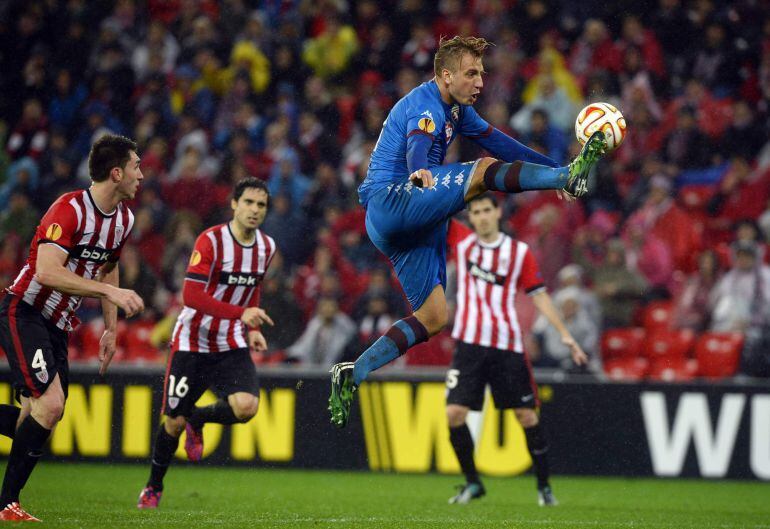 Maxi Lopez se lleva un balón ante la defensa rojiblanca en la Europa League