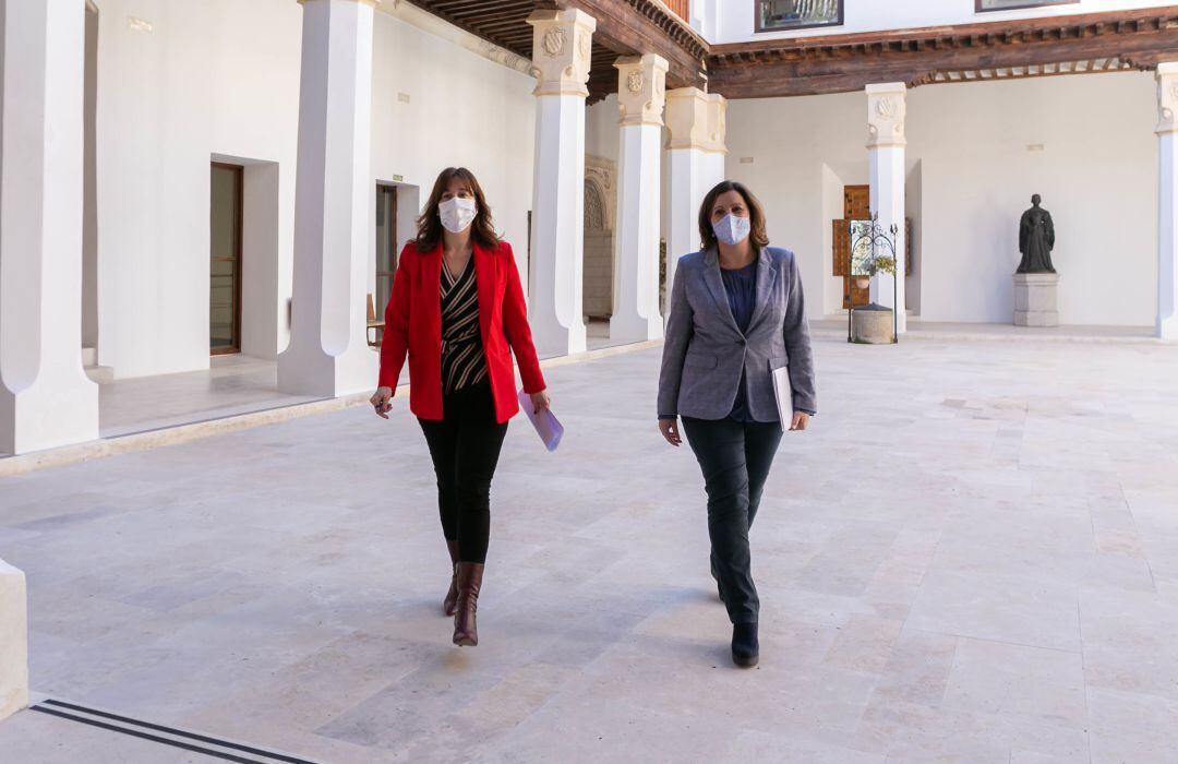 La consejera de Igualdad y portavoz del Gobierno regional, Blanca Fernández, y la consejera de Economía, Empresas y Empleo, Patricia Franco