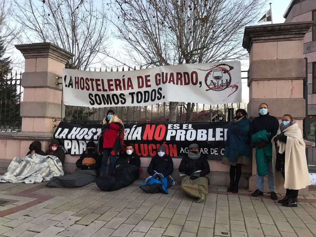 Hosteleros de la provincia de Palencia apostados con sacos de dormir a las puertas del edificio de Presidencia de la Junta de Castilla y León en Valladolid