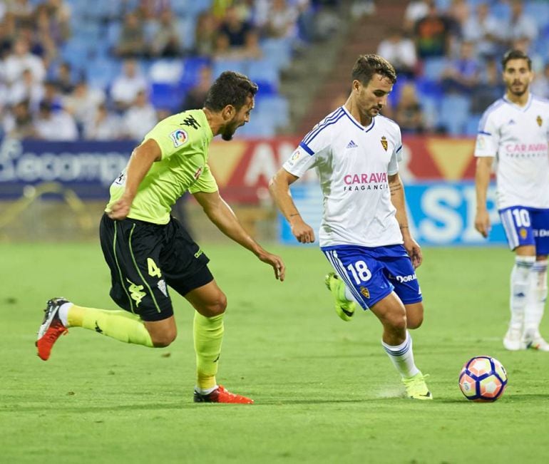 Juan Muñoz conduce el balón en el partido frente al Córdoba