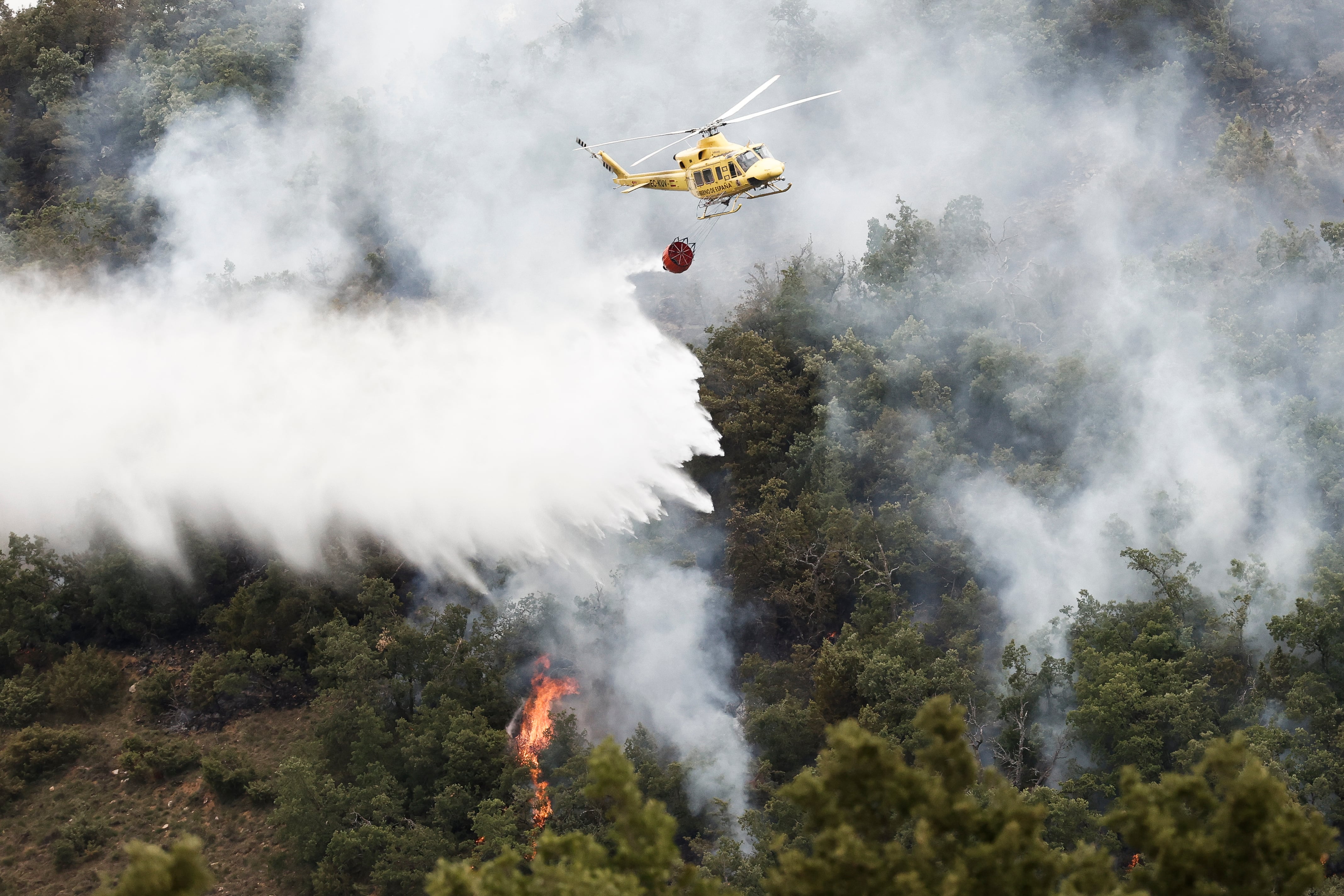 OLLETA(NAVARRA), 21/06/2022.- Un helicóptero de bomberos descarga agua el témino municipal de Olleta (Navarra), este martes, varios incendios forestales están activos todavía en algunos puntos de la Comunidad Foral, y han quemado miles de hectáreas.- EFE/ Jesús Diges
