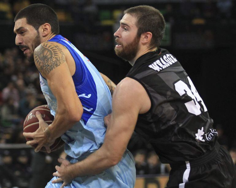 GRA040. BILBAO, 30/11/2014.- El jugador del Bilbao Basket Ethan Wragge (d) disputa un balón con el jugador del Tuenti Móvil Estuadiantes Nacho Martín (i) en el partido correspondiente a la novena jornada de liga Endesa disputado hoy en el BilbaoArena. EFE/LUIS TEJIDO