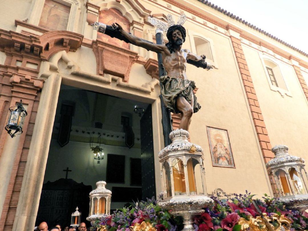 El Cristo de la Conversión del Buen Ladrón saliendo de su Capilla de la calle Cristo del Calvario con motivo del 44º Vía Crucis de las Cofradías de Sevilla