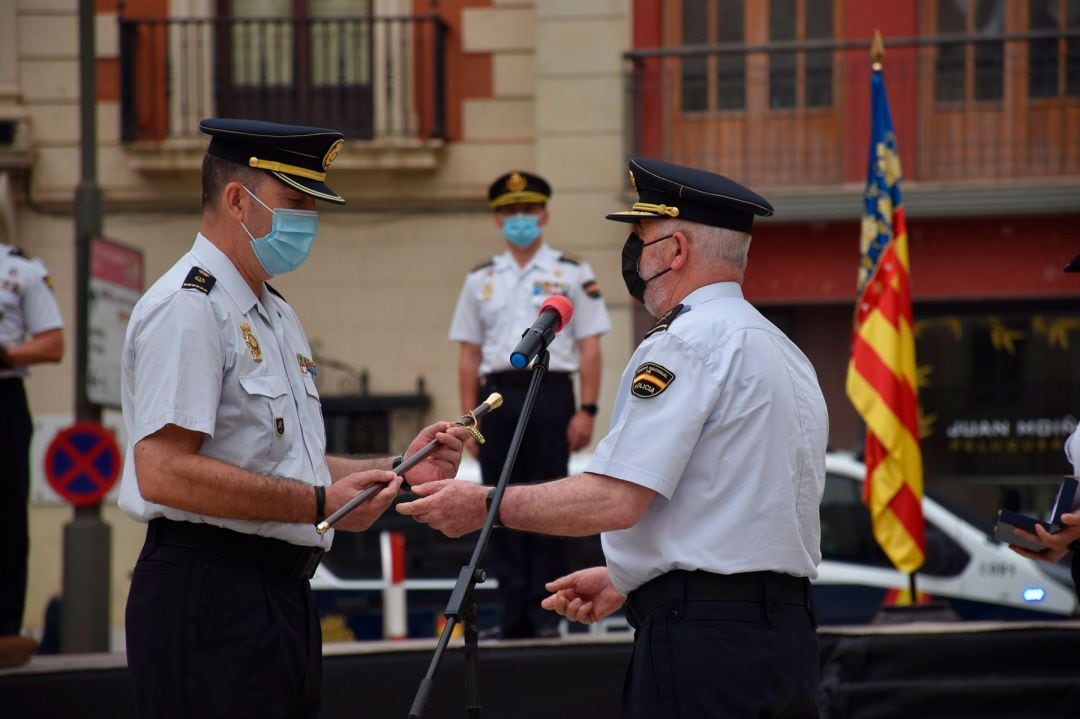 Un instante de la entrega del bastón de mando al jefe de la Comisaría Local de Alcoy, Jesús Sánchez