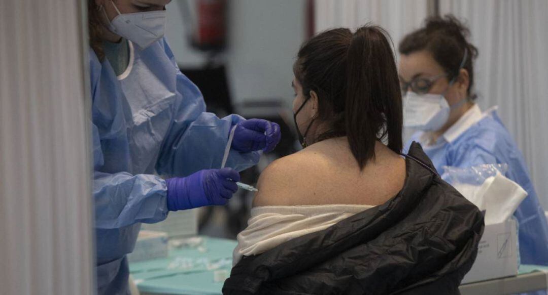 Una mujer se somete a una vacuna.