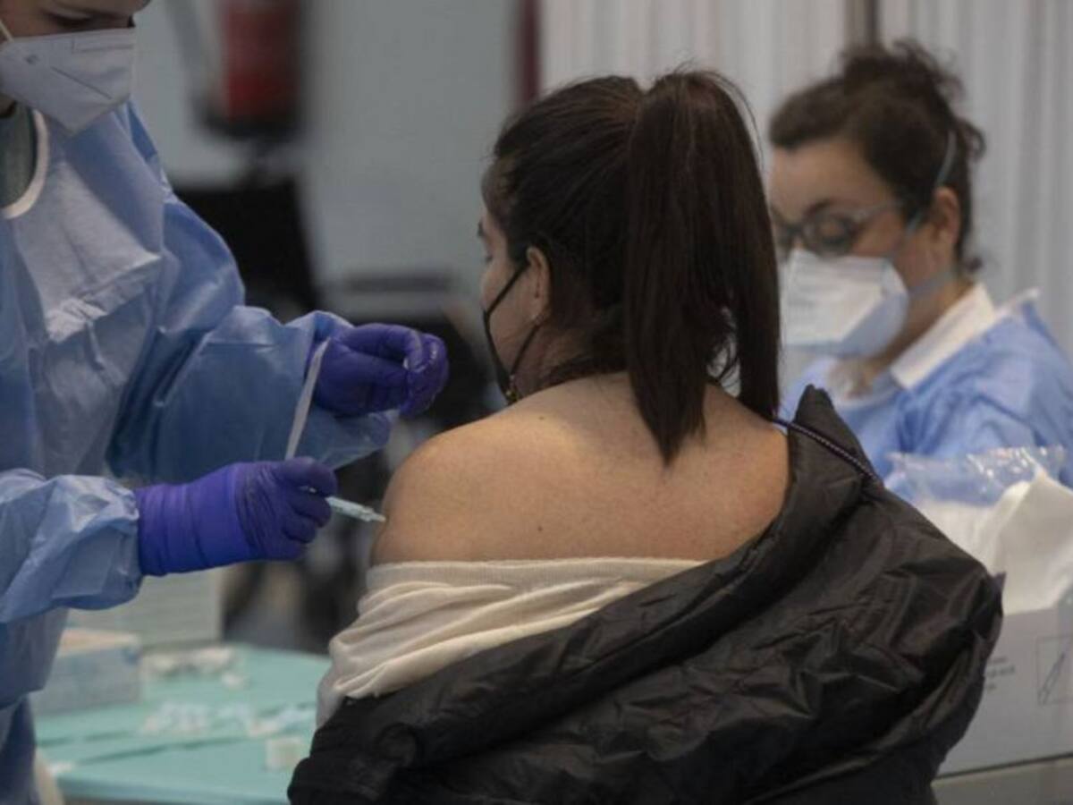 El Covid deja 24 casos y 2 muertos en la comarca