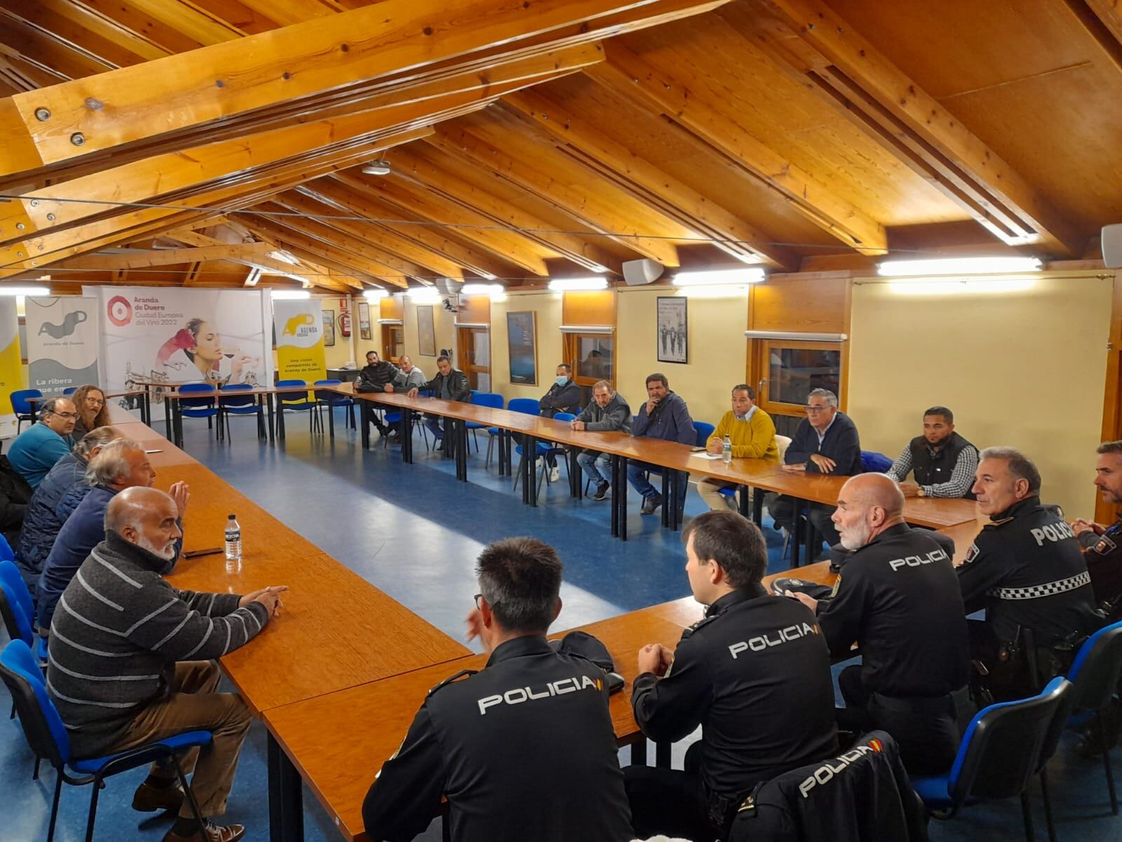 Reunión entre &quot;hombres de respeto&quot; de la comunidad gitana y los responsables de la Policía Nacional y Policía Local