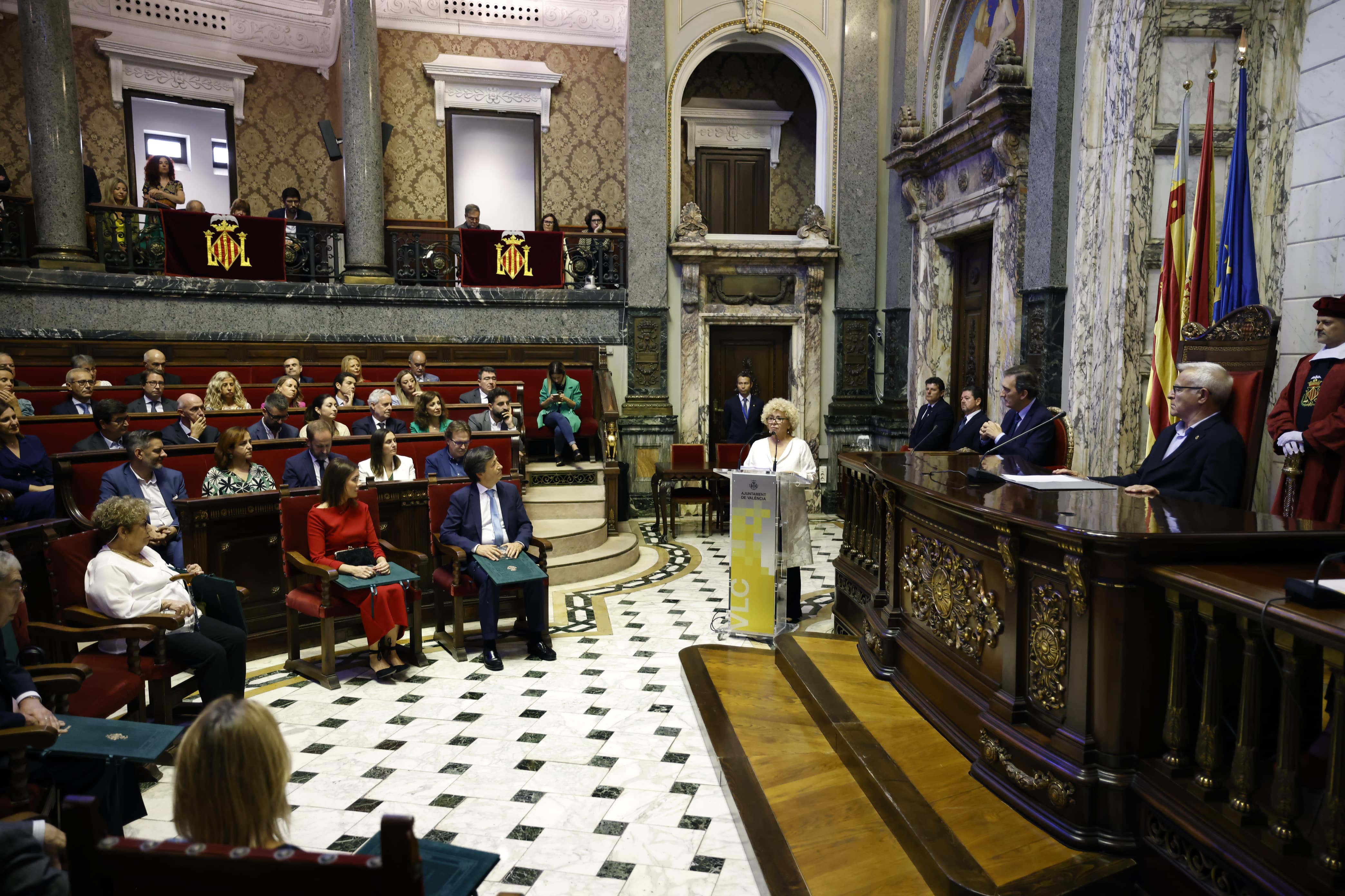 Acto de entrega de los honores y distinciones