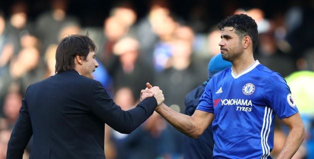 Antonio Conte felicita a Diego Costa al final del partido