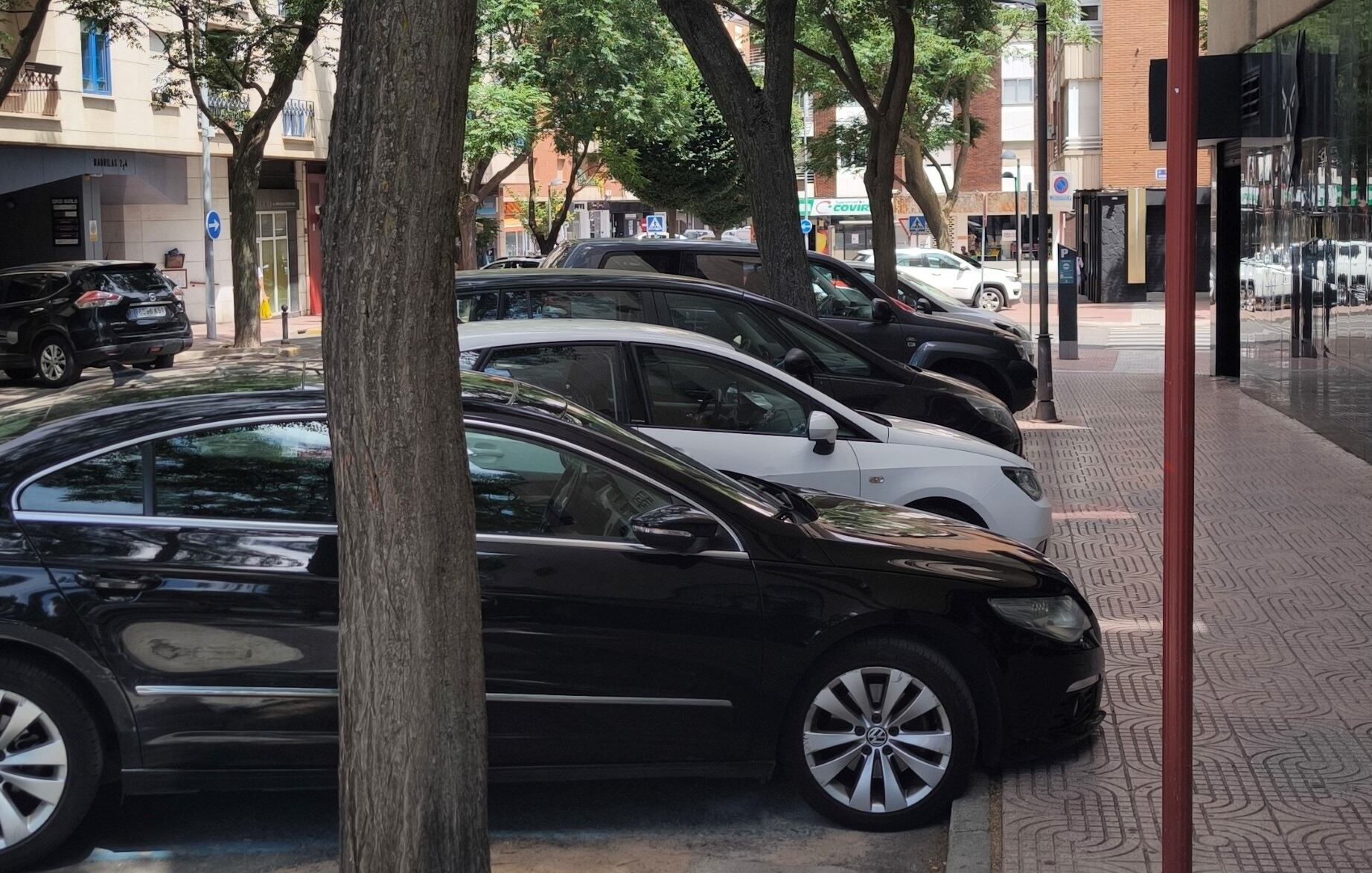 Vehículos aparcados en zona azul en el centro de la ciudad