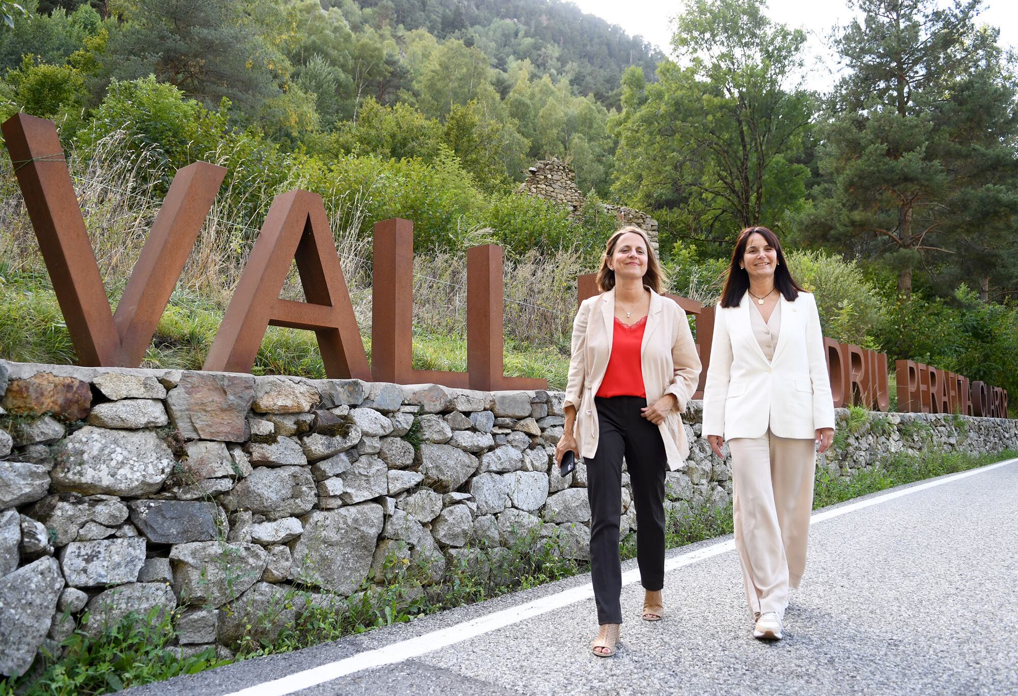 La ministra de Cultura, Mònica Bonell i la cònsol major d'Escaldes, Rosa Gili
