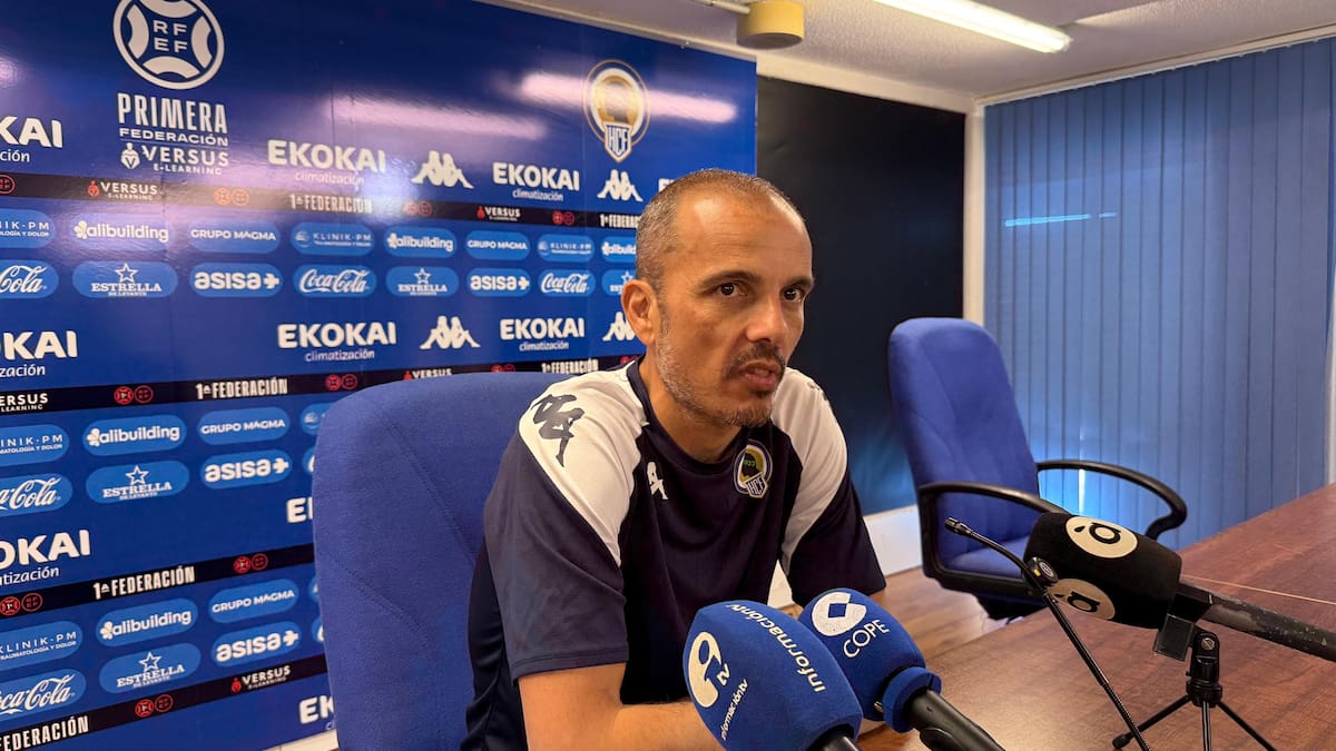 Beto Company, entrenador del Hércules, en la pevia del partido frente al Marbella
