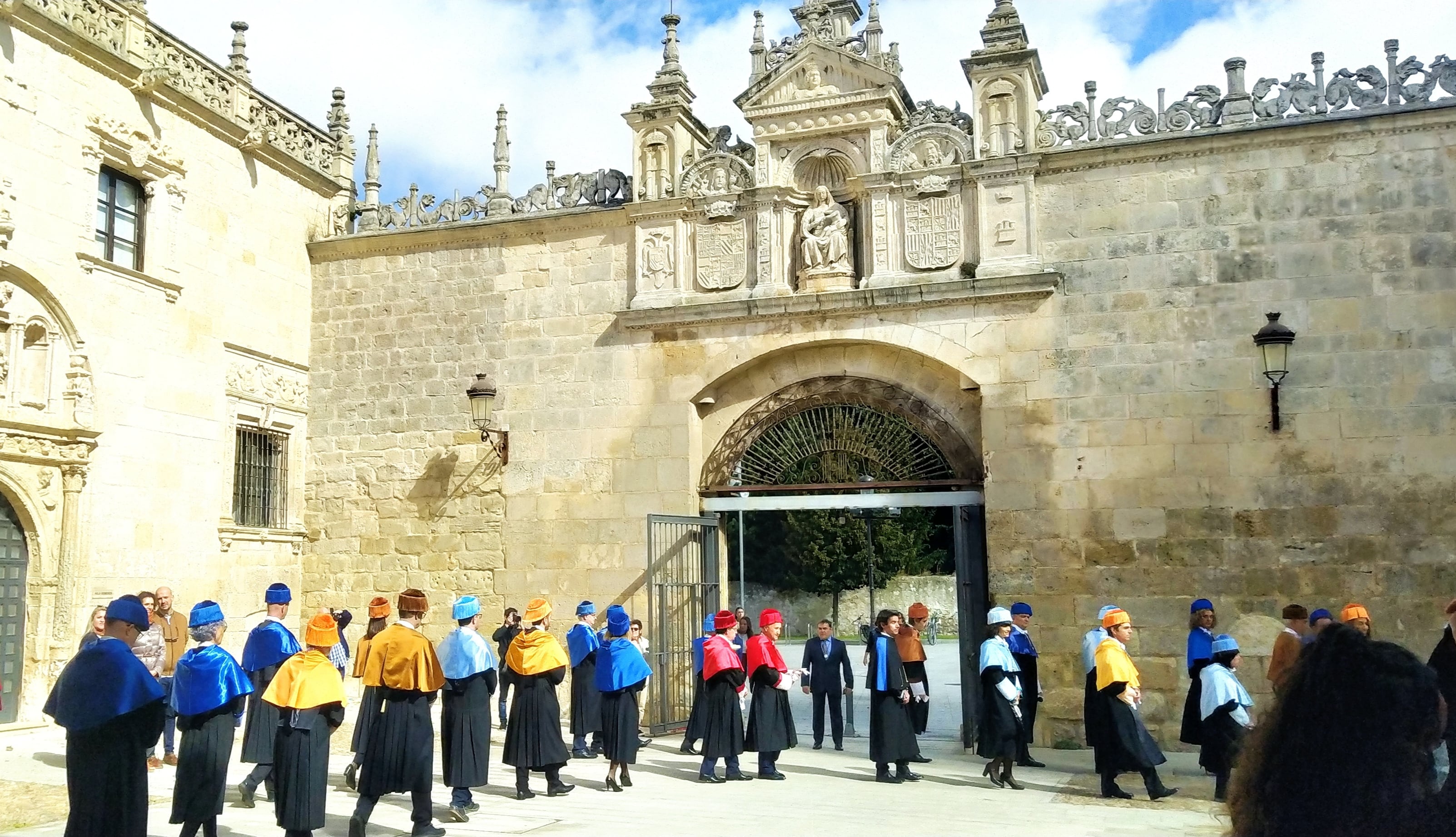 Comitiva de docentes de la UBU hasta el Aula Magna donde se celebra el acto oficial de apertura del curso