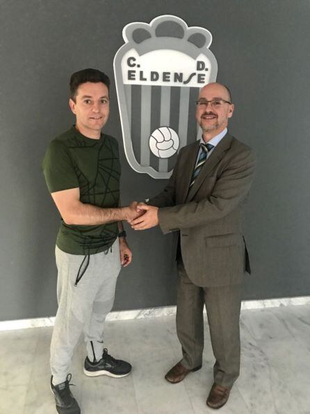 Ramón Trapero (I) con el presidente del Eldense