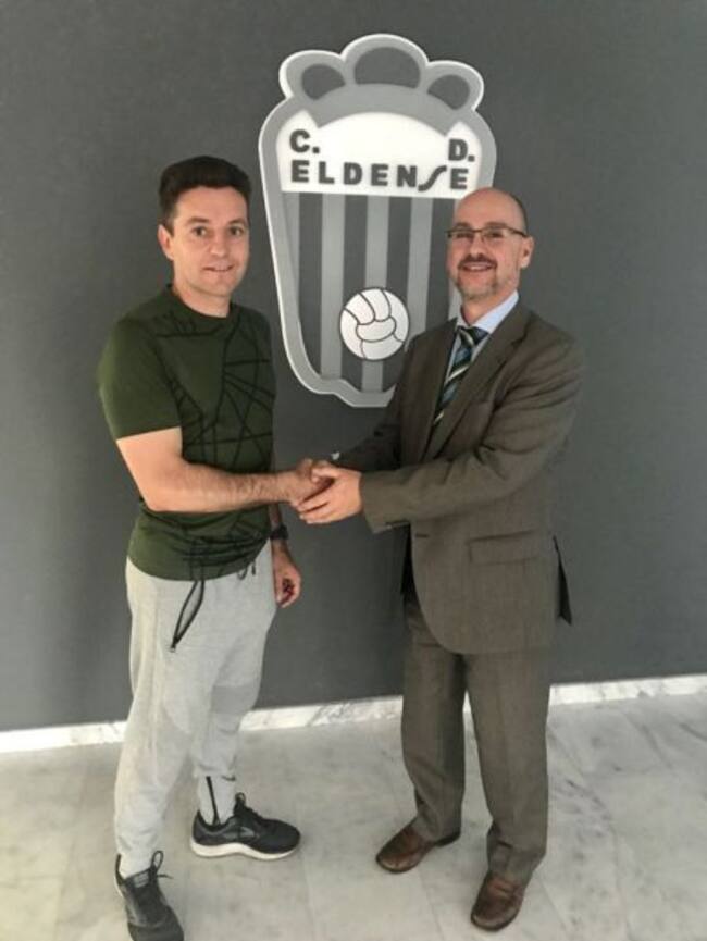 Ramón Trapero (I) con el presidente del Eldense