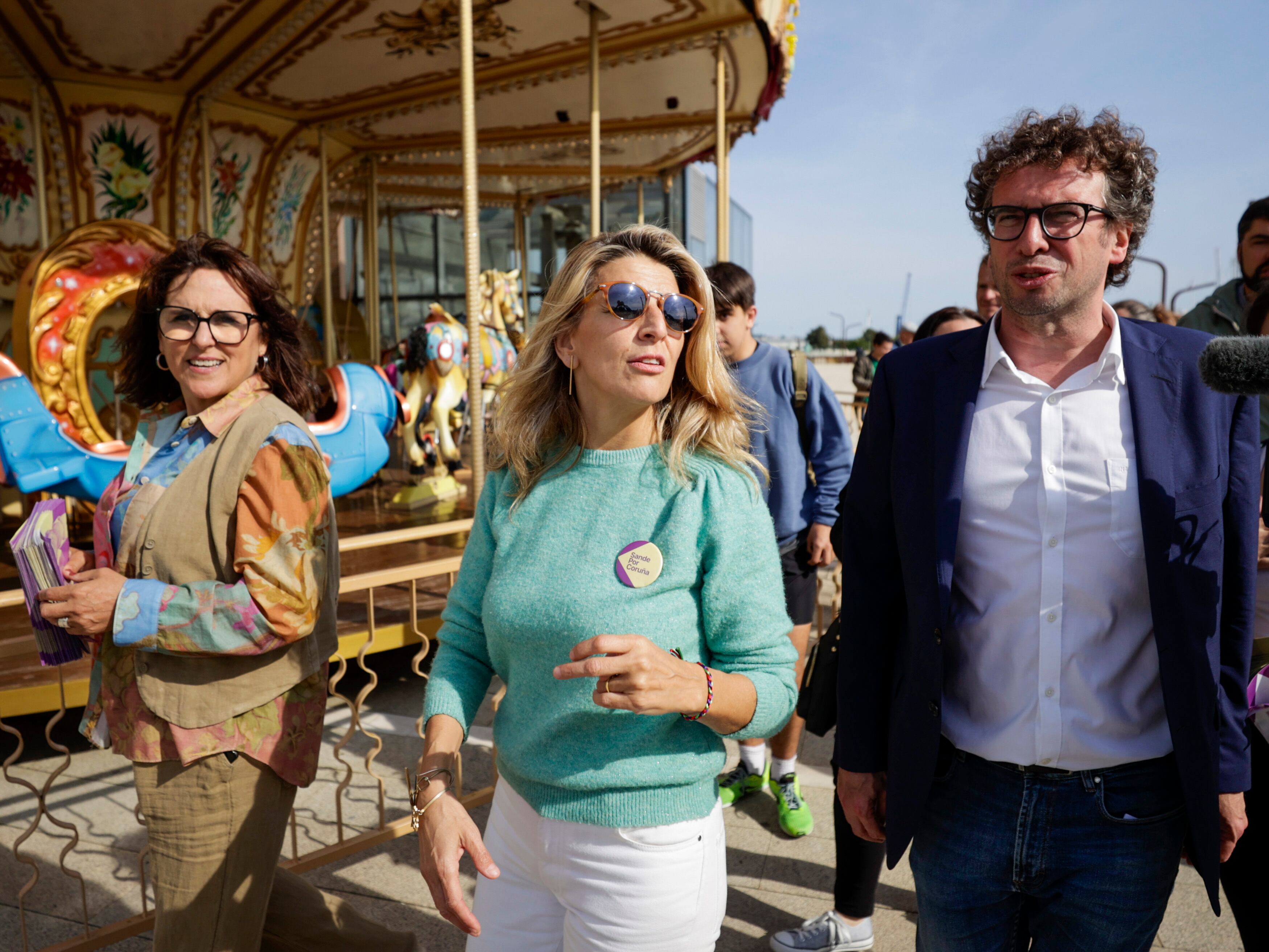 La líder de la plataforma Sumar, Yolanda Díaz, y el candidato a la Alcaldía propuesto por Unidas Podemos, José Manuel Sande (d), pasearon juntos por A Coruña en la campaña de las municipales (Archivo)