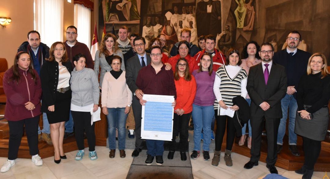 Foto de familia de los participantes en el pleno sobre discapacidad