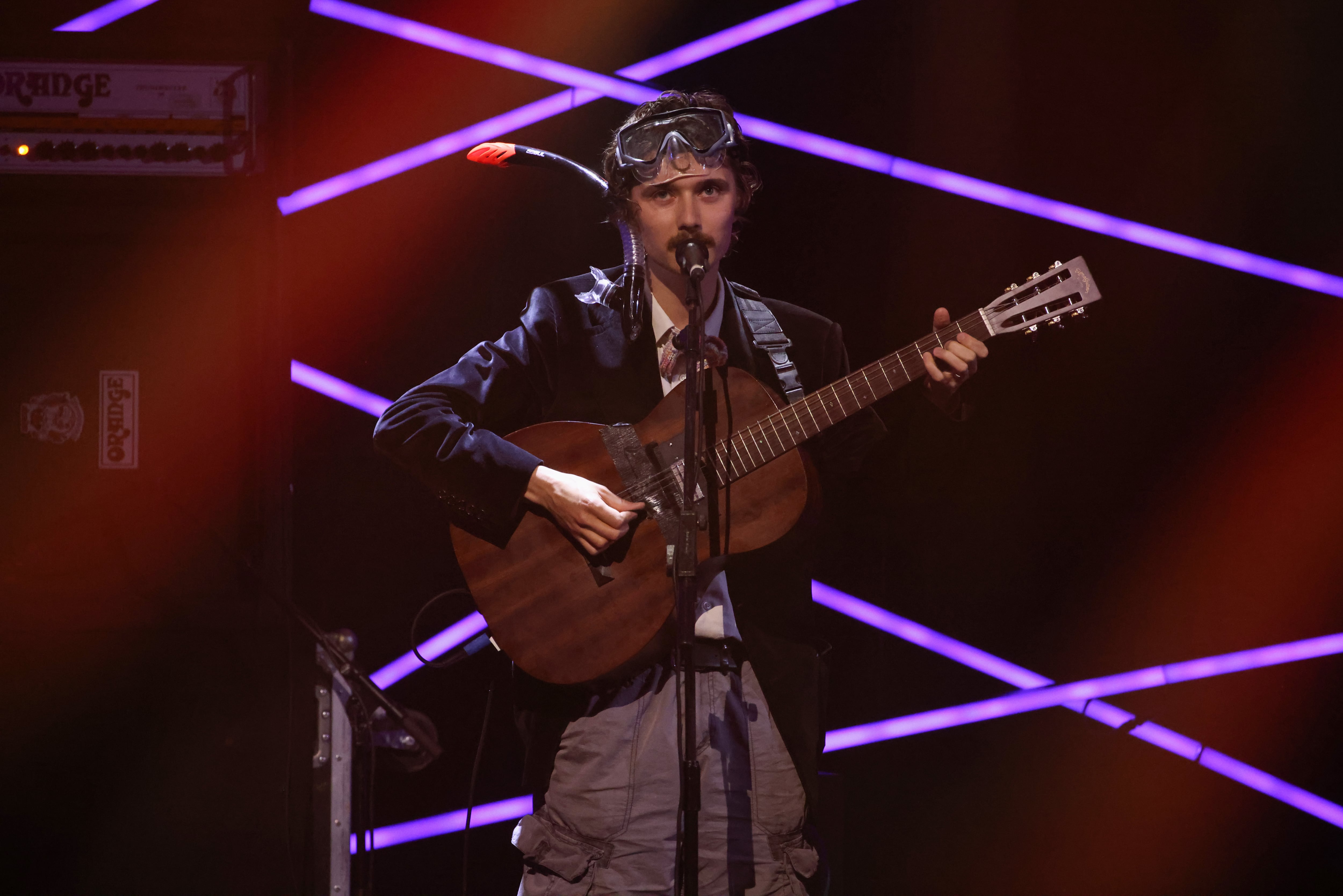 Isaac Wood, de la banda Black Country, New Road, durante los premios Hyundai Mercury Music 2021.